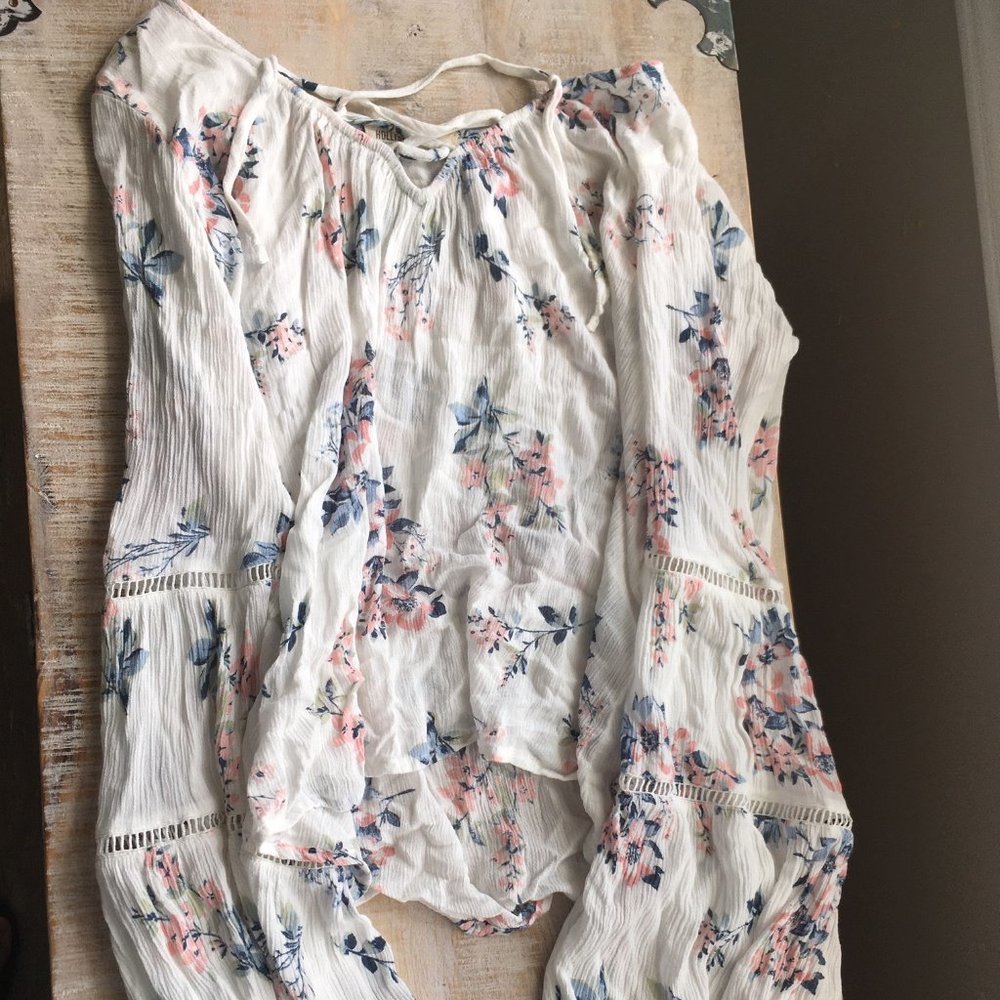 Hollister White Floral Long Sleeve Spring size L